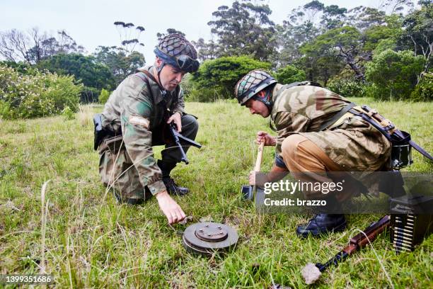 world war 2 airsoft re-inactment - boots rifle helmet stockfoto's en -beelden