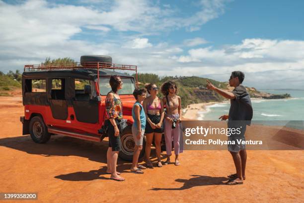 guide de voyage montrant le lieu touristique - natal brésil photos et images de collection