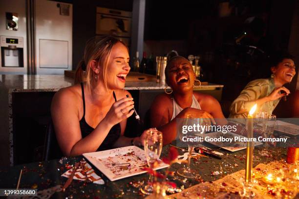 junge frauen lachen zusammen während einer silvester-dinnerparty - bonne année stock-fotos und bilder