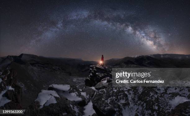 woman under milky way - 360 images imagens e fotografias de stock