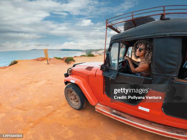 balade en voiture sur les falaises du rio grande do norte - natal brésil photos et images de collection