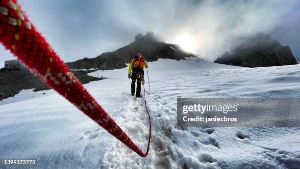 pov-schuss. massivberge erobern und gemeinsam auf den gipfel klettern.  europäische alpen - bergsteiger gruppe stock-fotos und bilder