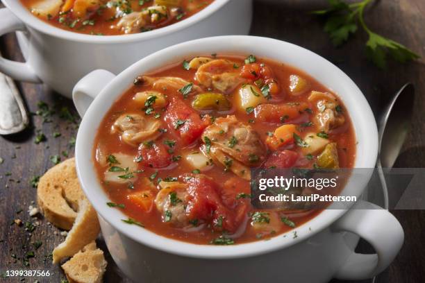 manhattan-muschelsuppe - fischsuppe stock-fotos und bilder