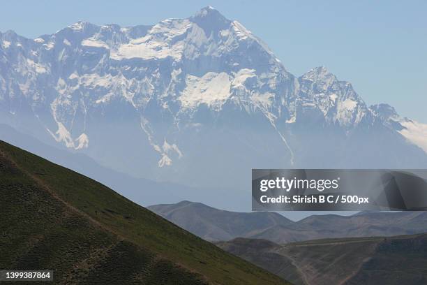 scenic view of snowcapped mountains against sky,lo manthang,nepal - ローマンタン ストックフォトと画像