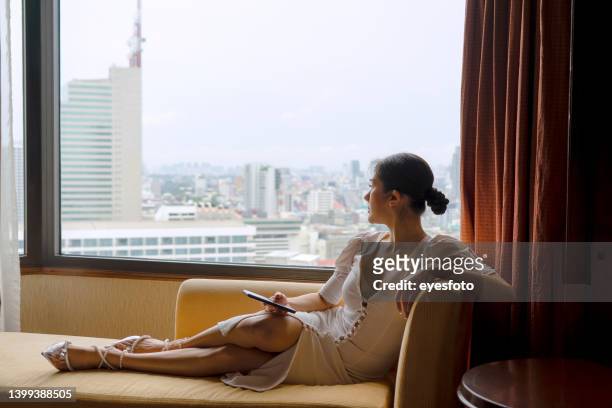 une femme d’affaires travaille dans une chambre d’hôtel. - high contrast stock photos et images de collection