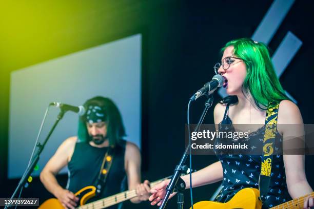 banda femenina de pop punk tocando en vivo - pop musician fotografías e imágenes de stock