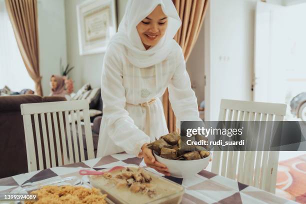 asiatische mutter, die essen in der küche für den fasten-ramadan zubereitet - muslims prepare for eid in indonesia stock-fotos und bilder