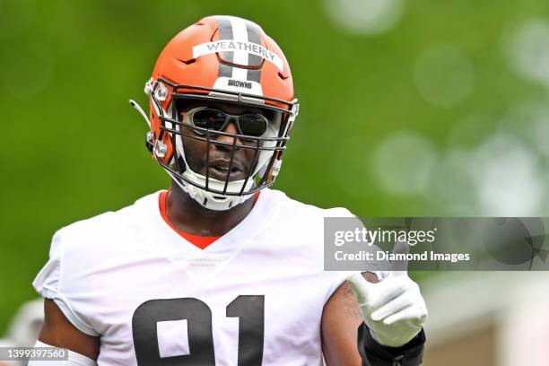 Stephen Weatherly of the Cleveland Browns runs a drill during the Cleveland Browns OTAs at CrossCountry Mortgage Campus on May 25, 2022 in Berea,...