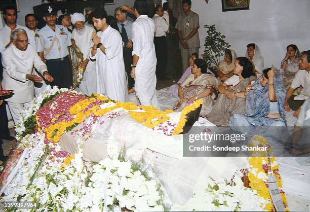 President K R Narayanan offers flowers on the body of Congress leader Madhavrao Scindia who died in a helicopter crash.