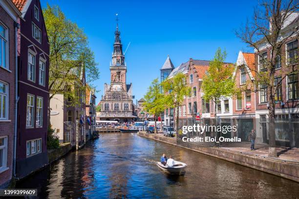 alkmaar käsemarkt und alte kirche, die in ein museums- und marktgebäude umgewandelt wurde - amsterdam blue sky stock-fotos und bilder