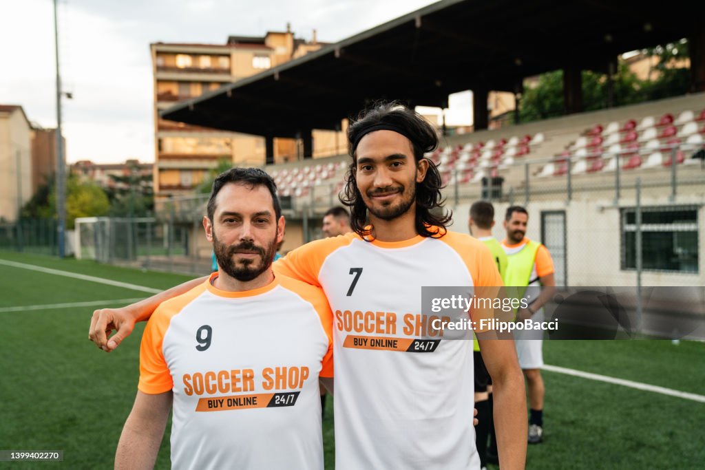 Retrato de dois jogadores de futebol perto das arquibancadas