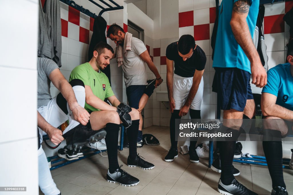 Fußballspieler bereiten sich vor dem Spiel in der Umkleidekabine vor