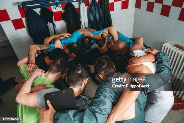 los jugadores del equipo de fútbol se apiñan en el vestuario - rugby union team fotografías e imágenes de stock