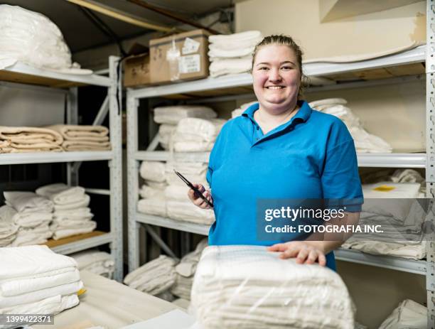 retrato de ama de llaves de hotel - lavando ropa fotografías e imágenes de stock