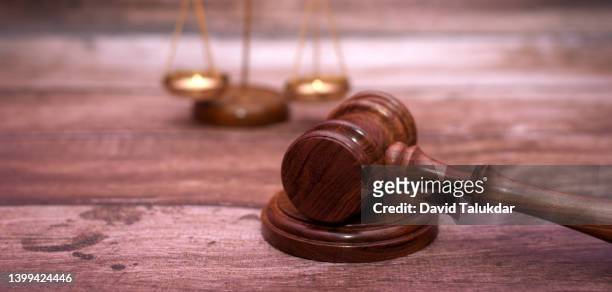 justice scales and wooden gavel - litigation stockfoto's en -beelden
