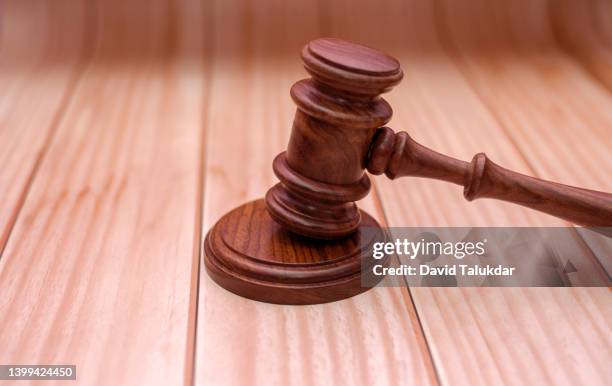justice scales and wooden gavel - david law - fotografias e filmes do acervo