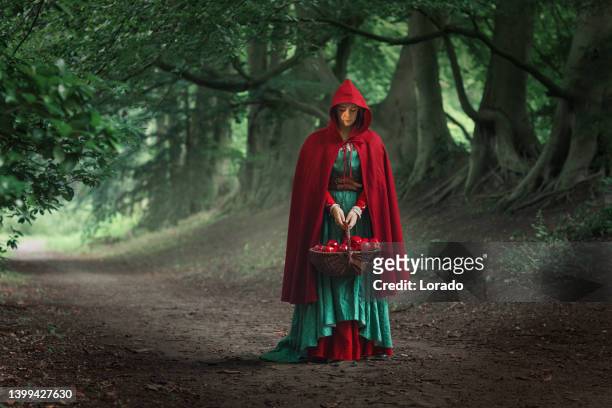 linda chapeuzinho vermelho em uma floresta - chapeuzinho vermelho criatura mítica - fotografias e filmes do acervo