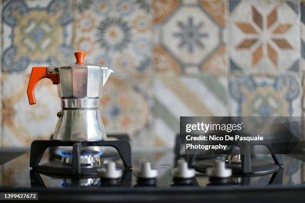 moka pot maker on gas stove - koffiepot stockfoto's en -beelden