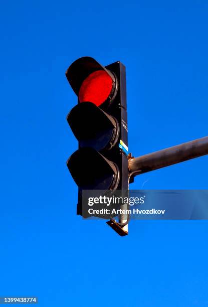 red light of traffic light sign , against clear blue sky - rood stoplicht stoplicht stockfoto's en -beelden