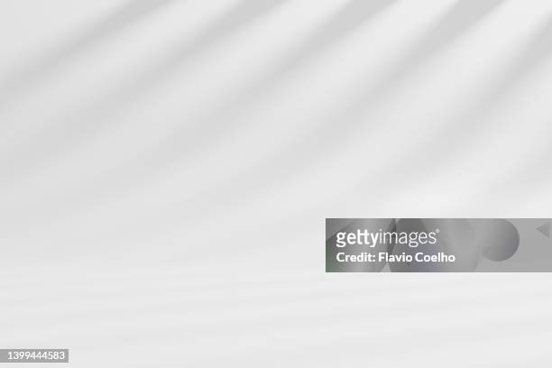studio white background with low contrast gobo lighting - backdrop photos et images de collection