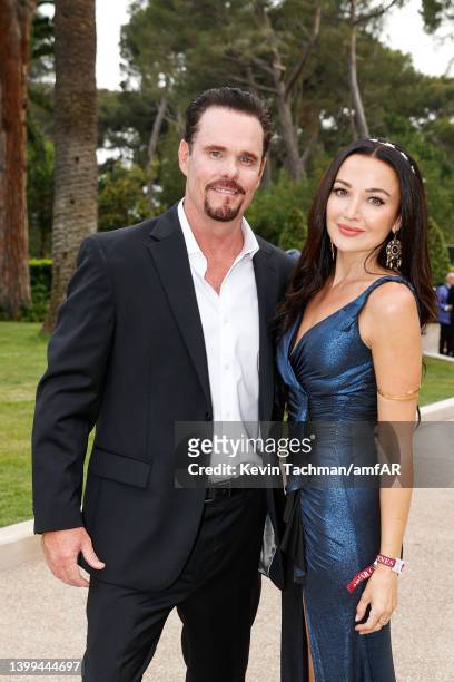 Kevin Dillon and Amy May arrive to the amfAR Cannes Gala 2022 at Hotel du Cap-Eden-Roc on May 26, 2022 in Cap d'Antibes, France.
