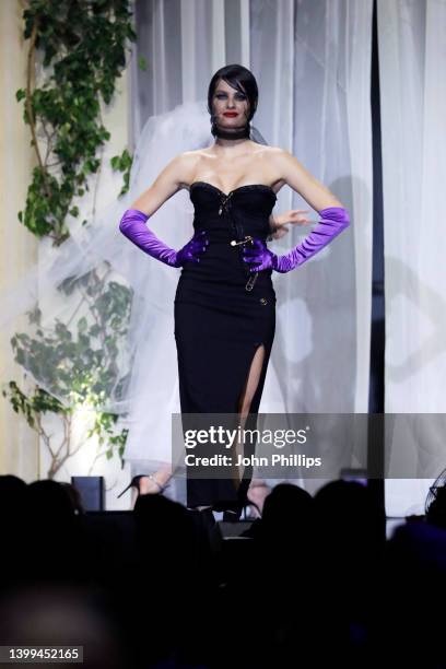 Isabeli Fontana walks the runway in the fashion show during the amfAR Cannes Gala 2022 at Hotel du Cap-Eden-Roc on May 26, 2022 in Cap d'Antibes,...