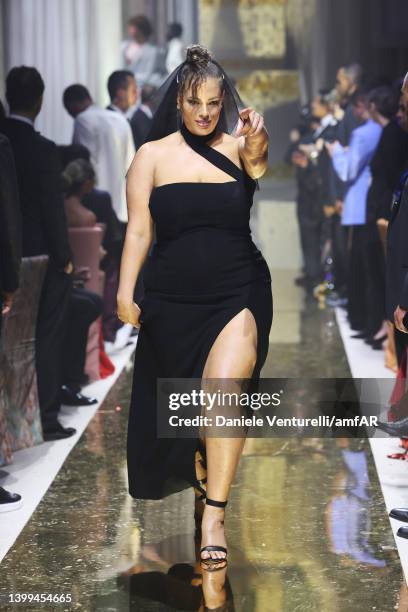 Ashley Graham walks the runway in the fashion show during the amfAR Cannes Gala 2022 at Hotel du Cap-Eden-Roc on May 26, 2022 in Cap d'Antibes,...