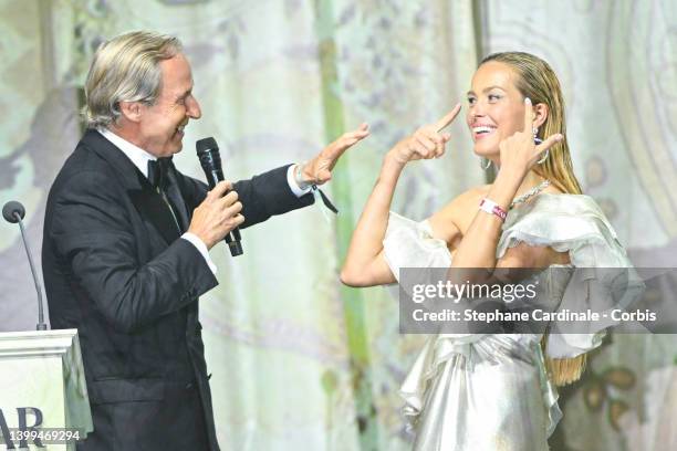 Simon de Pury and Petra Nemcova during the amfAR Cannes Gala 2022 at Hotel du Cap-Eden-Roc on May 26, 2022 in Cap d'Antibes, France.