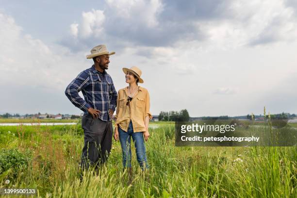 landwirtschaft gemischtrassiges paarporträt - mixed farming stock-fotos und bilder