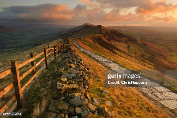 sunrise at mam tor, the great ridge, peak district national park, england, uk - pennines stockfoto's en -beelden