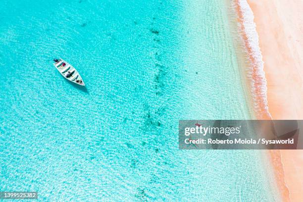 aerial view of woman and little son floating on caribbean sea - bahamas aerial stockfoto's en -beelden