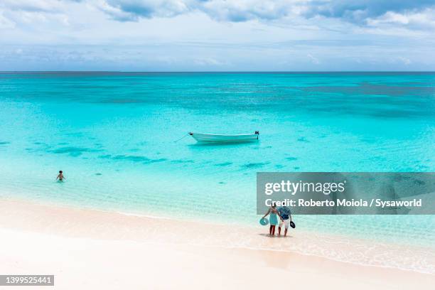 family with one child having fun on a tropical beach, caribbean - kinder badeboot stock-fotos und bilder