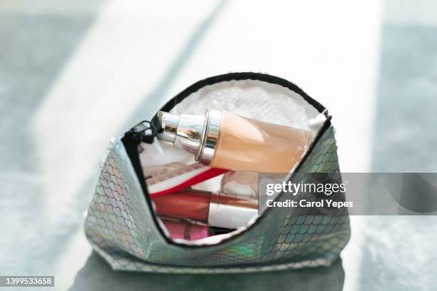 top view cosmetic make-up bag with beauty products - estuche de maquillaje fotografías e imágenes de stock