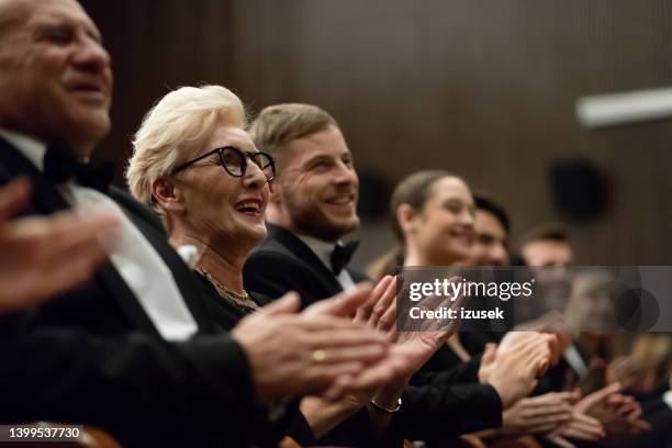 zuschauer klatschen im theater, nahaufnahme der hände - arts for humanity gala stock-fotos und bilder