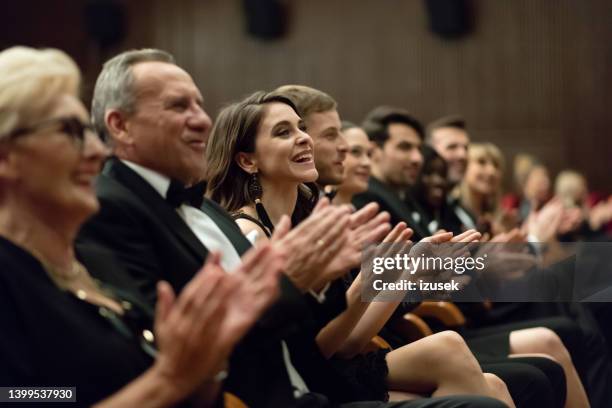 spettatori che applaudono in teatro, primo piano delle mani - spettatore opera foto e immagini stock