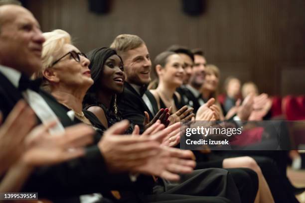 劇場で拍手する観客、手のクローズアップ - awards ceremony ストックフォトと画像