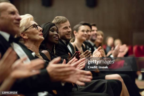 spectators clapping in the theater, close up of hands - prijsuitreikingsceremonie stockfoto's en -beelden