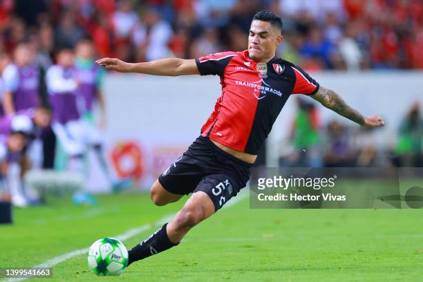 Anderson Santamaria of Atlas drives the ball during the final first leg match between Atlas and Pachuca as part of the Torneo Grita Mexico C22 Liga...