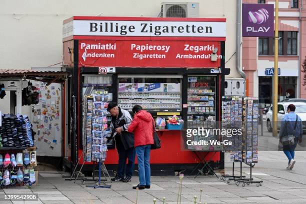 cigarette store / kiosk in świnoujście - tobacconists stock pictures, royalty-free photos & images