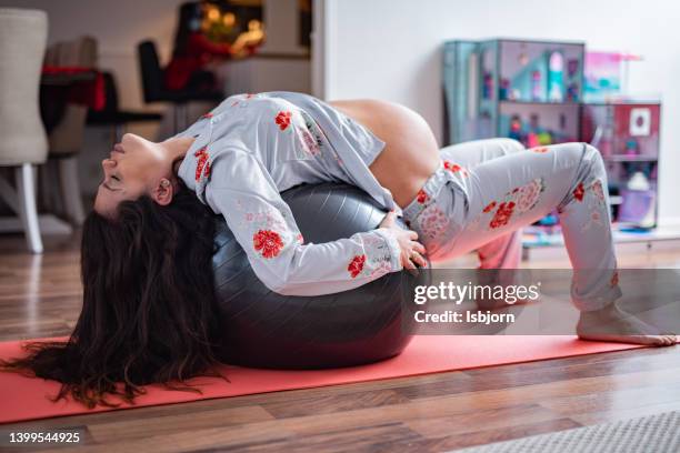 mujer embarazada haciendo ejercicio con pelota de fitness - yoga ball fotografías e imágenes de stock