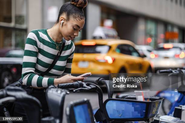 sustainable trasportation in the city - sustainable transportation stock pictures, royalty-free photos & images