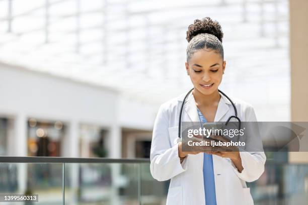 ärztin mit handy-technologie-apps - doctor using smartphone stock-fotos und bilder