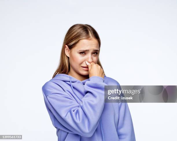 adolescente disgustada mirando a la cámara - nariz humano fotografías e imágenes de stock