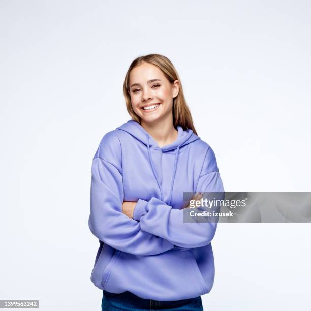 adolescente heureuse portant un sweat à capuche lilas - une seule adolescente photos et images de collection