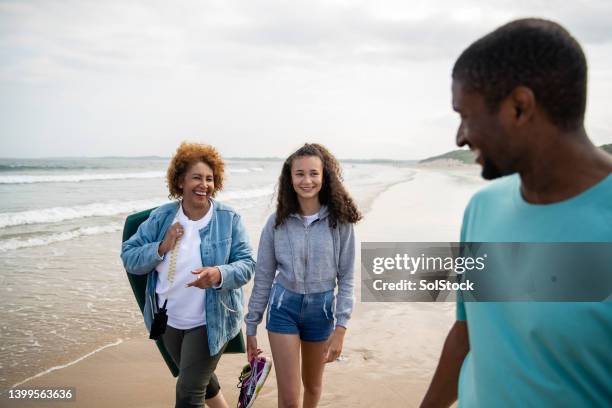 ハッピーな家族 - british culture walking ストックフォトと画像