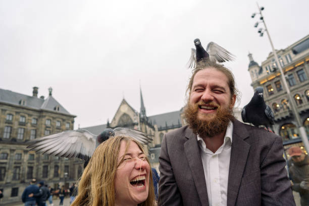 https://media.gettyimages.com/id/1399564020/fr/photo/laughing-cheerful-man-and-woman-in-the-main-square-of-the-old-city-feeding-a-flock-of-pigeons.jpg?s=612x612&w=0&k=20&c=3z3N4pQPHSZfXdg6JmUlLVa6YNiSgkYlLVcnIP3jBag=