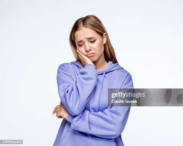 unglückliches teenager-mädchen mit dem kopf in der hand - blonde teen crying stock-fotos und bilder