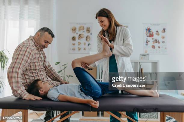 just ben knee - child having medical bones stock pictures, royalty-free photos & images