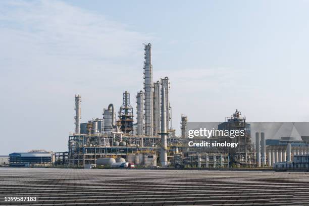 chemical plant with solar power station - petroquimica imagens e fotografias de stock