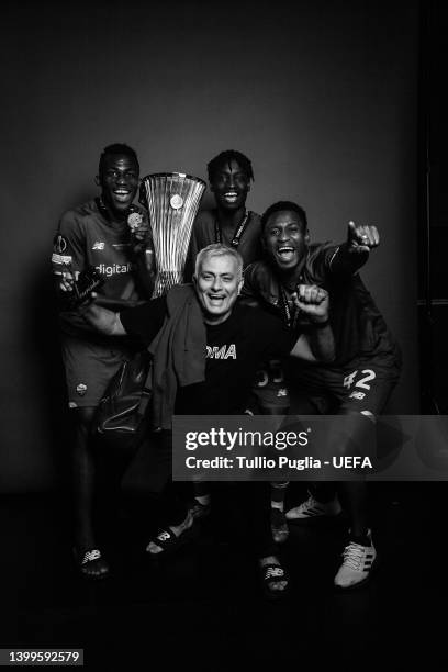 Felix Afena-Gyan, Ebrima Darboe, Amadou Diawara and Head Coach Jose Mourinho of AS Roma pose with the UEFA Europa Conference League Trophy after...